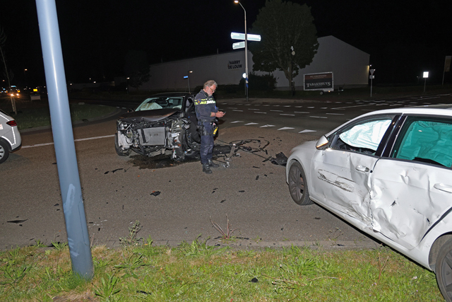 Auto's zwaar beschadigd bij aanrijding op kruising aan de Kloosterheulweg Waalwijk