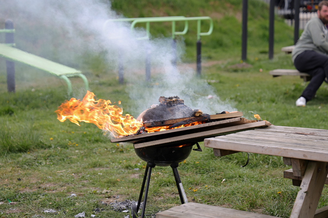 Barbecue met houtafval gaat in vlammen op aan de Pompweg Waalwijk