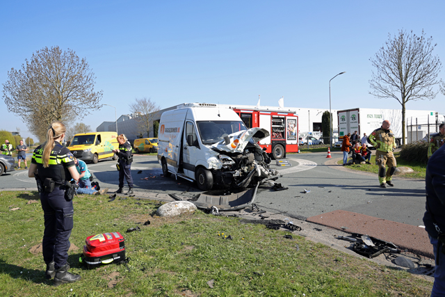 Drie gewonden bij botsing op kruising aan de Kleiweg Waalwijk