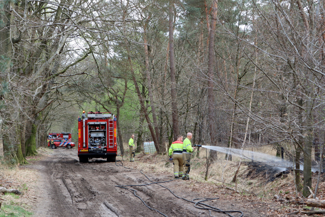 Brandweer blust hotspots na zeer grote bosbrand in Loonse en Drunense Duinen