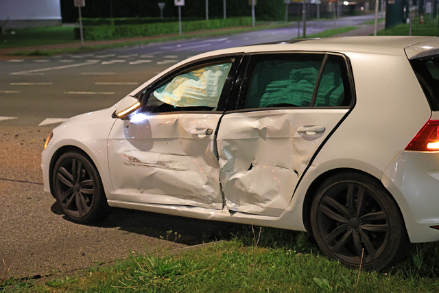 Auto's zwaar beschadigd bij aanrijding op kruising aan de Kloosterheulweg Waalwijk