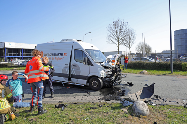Drie gewonden bij botsing op kruising aan de Kleiweg Waalwijk