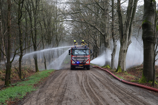 Brandweer nog massaal aanwezig na hele nacht blussen van bosbrand