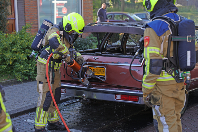 Chevrolet Malibu uit 1979 gaat in vlammen op aan de van Berckenrodelaan Waalwijk