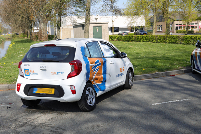 Twee auto’s botsen op elkaar op kruising aan de Industrieweg Waalwijk