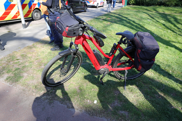 Automobilist botst tegen fietser aan de Cesar Francklaan Waalwijk