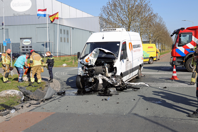 Drie gewonden bij botsing op kruising aan de Kleiweg Waalwijk