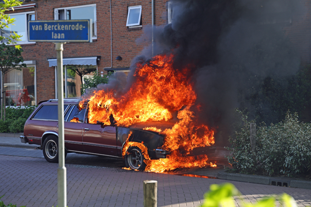 Chevrolet Malibu uit 1979 gaat in vlammen op aan de van Berckenrodelaan Waalwijk