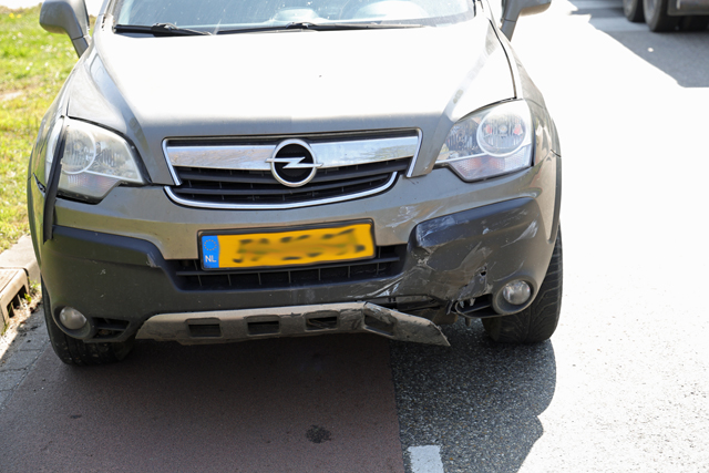 Twee auto’s botsen op elkaar op kruising aan de Industrieweg Waalwijk