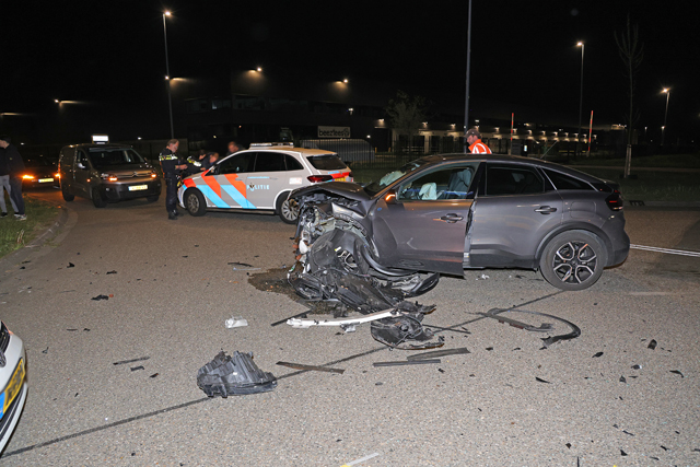 Auto's zwaar beschadigd bij aanrijding op kruising aan de Kloosterheulweg Waalwijk