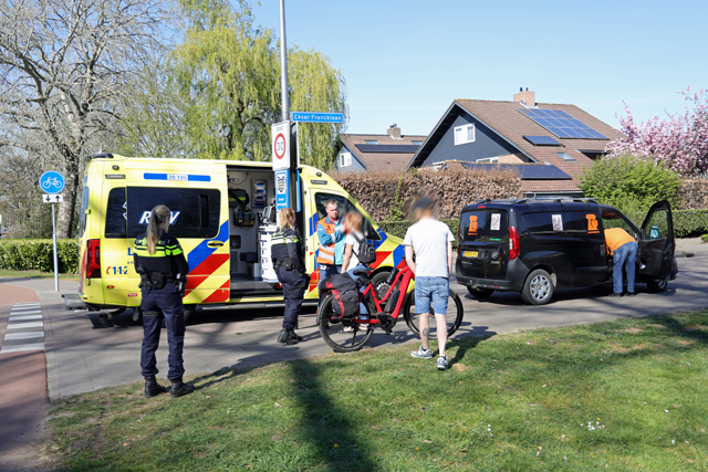 Automobilist botst tegen fietser aan de Cesar Francklaan Waalwijk