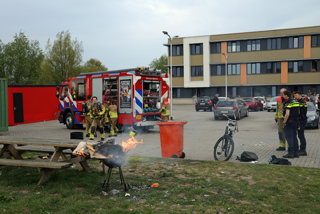 Barbecue met houtafval gaat in vlammen op aan de Pompweg Waalwijk