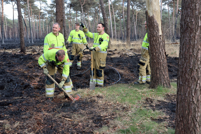 Brandweer blust hotspots na zeer grote bosbrand in Loonse en Drunense Duinen
