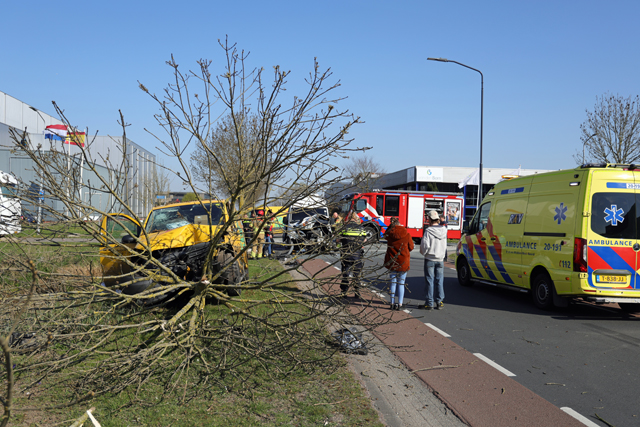 Drie gewonden bij botsing op kruising aan de Kleiweg Waalwijk