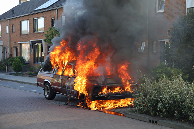 Chevrolet Malibu uit 1979 gaat in vlammen op aan de van Berckenrodelaan Waalwijk
