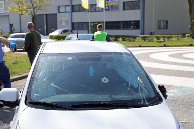 Twee auto’s botsen op elkaar op kruising aan de Industrieweg Waalwijk