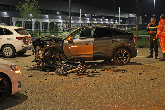 Auto's zwaar beschadigd bij aanrijding op kruising aan de Kloosterheulweg Waalwijk