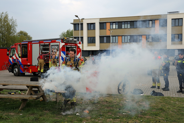 Barbecue met houtafval gaat in vlammen op aan de Pompweg Waalwijk