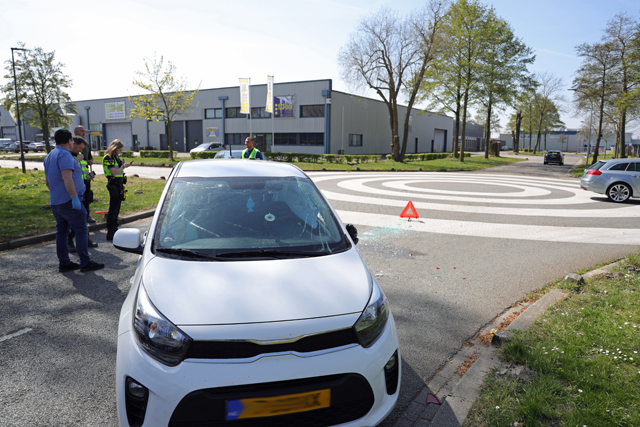 Twee auto’s botsen op elkaar op kruising aan de Industrieweg Waalwijk