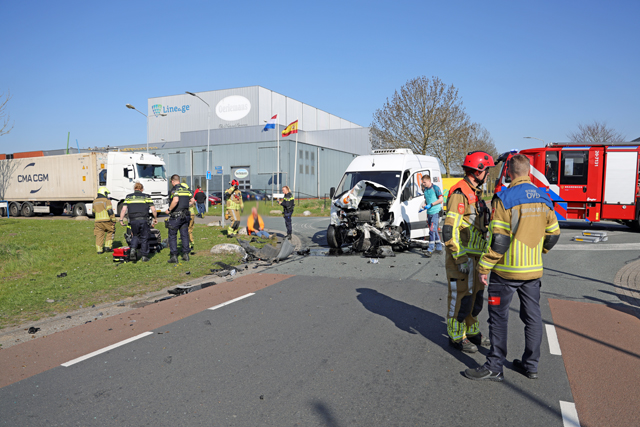 Drie gewonden bij botsing op kruising aan de Kleiweg Waalwijk