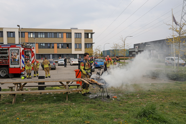 Barbecue met houtafval gaat in vlammen op aan de Pompweg Waalwijk