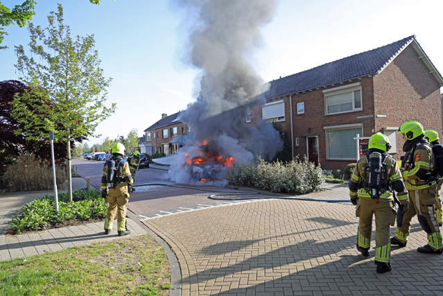 Chevrolet Malibu uit 1979 gaat in vlammen op aan de van Berckenrodelaan Waalwijk