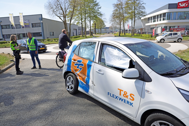 Twee auto’s botsen op elkaar op kruising aan de Industrieweg Waalwijk