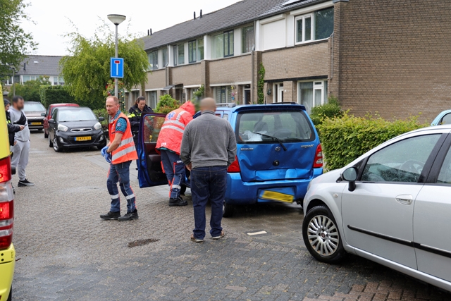 Kop-staartbotsing op Robert Stolzsingel in Waalwijk – vrouw nagekeken door ambulancepersoneel