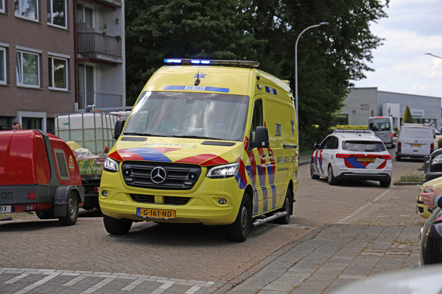 Traumahelikopter landt midden in woonwijk aan de Noordstraat Waalwijk