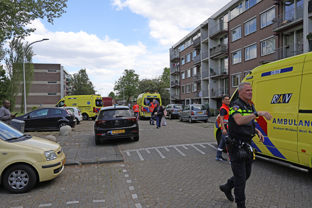 Traumahelikopter landt midden in woonwijk aan de Noordstraat Waalwijk
