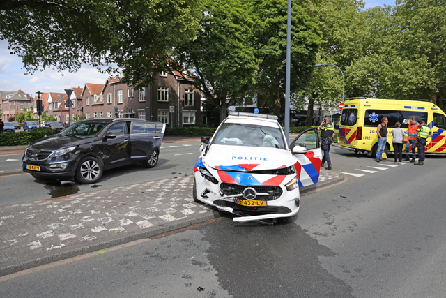 Politieauto betrokken bij ongeval aan de Burg. van der Klokkenlaan Waalwijk