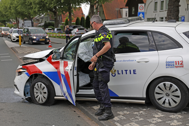 Politieauto betrokken bij ongeval aan de Burg. van der Klokkenlaan Waalwijk