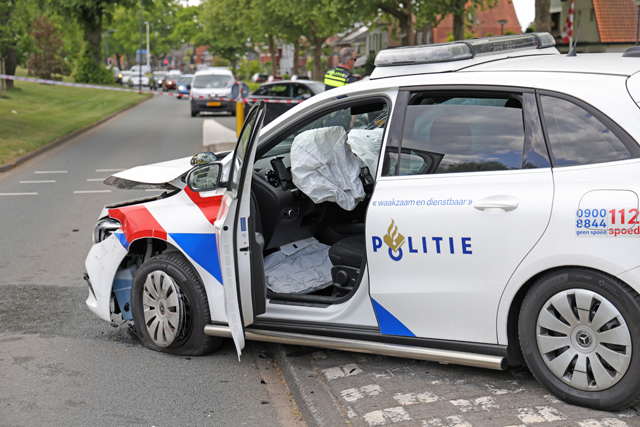 Politieauto betrokken bij ongeval aan de Burg. van der Klokkenlaan Waalwijk