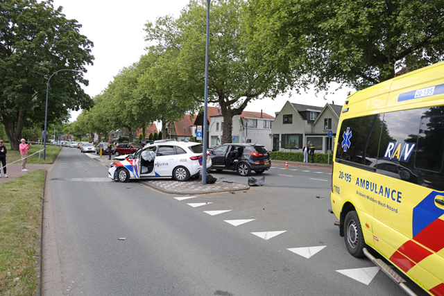 Politieauto betrokken bij ongeval aan de Burg. van der Klokkenlaan Waalwijk