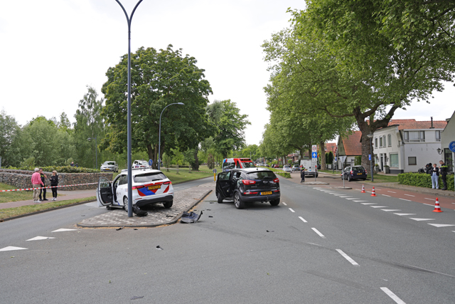 Politieauto betrokken bij ongeval aan de Burg. van der Klokkenlaan Waalwijk