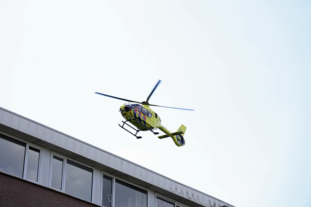 Traumahelikopter landt midden in woonwijk aan de Noordstraat Waalwijk