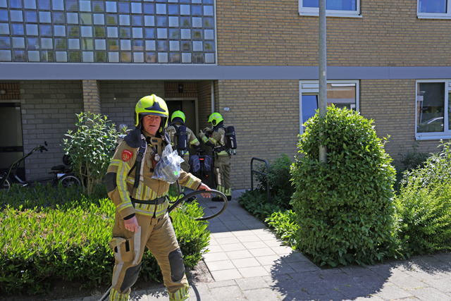 Brandweer rukt uit voor rookontwikkeling in woning aan de Ir. Lelystraat Waalwijk