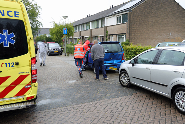 Kop-staartbotsing op Robert Stolzsingel in Waalwijk - vrouw nagekeken door ambulancepersoneel