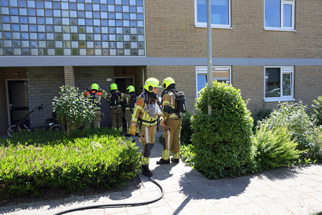 Brandweer rukt uit voor rookontwikkeling in woning aan de Ir. Lelystraat Waalwijk