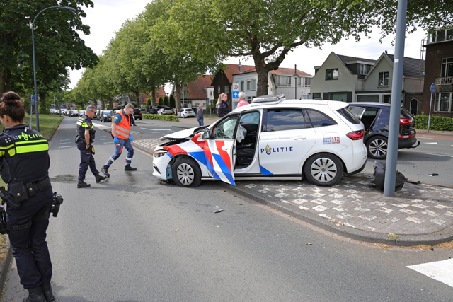Politieauto betrokken bij ongeval aan de Burg. van der Klokkenlaan Waalwijk