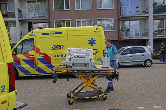 Traumahelikopter landt midden in woonwijk aan de Noordstraat Waalwijk