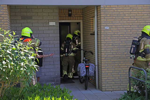 Brandweer rukt uit voor rookontwikkeling in woning aan de Ir. Lelystraat Waalwijk