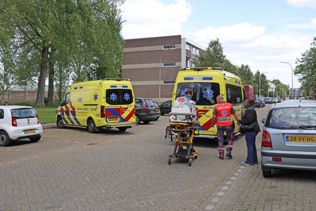 Traumahelikopter landt midden in woonwijk aan de Noordstraat Waalwijk