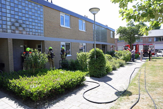 Brandweer rukt uit voor rookontwikkeling in woning aan de Ir. Lelystraat Waalwijk