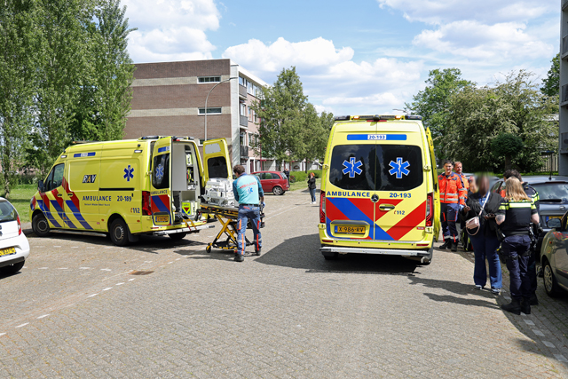 Traumahelikopter landt midden in woonwijk aan de Noordstraat Waalwijk