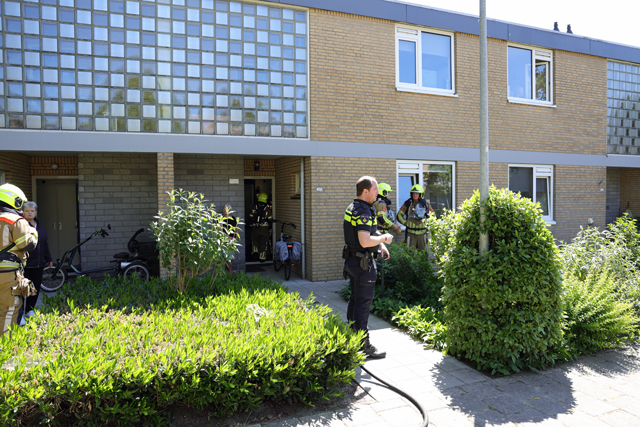 Brandweer rukt uit voor rookontwikkeling in woning aan de Ir. Lelystraat Waalwijk