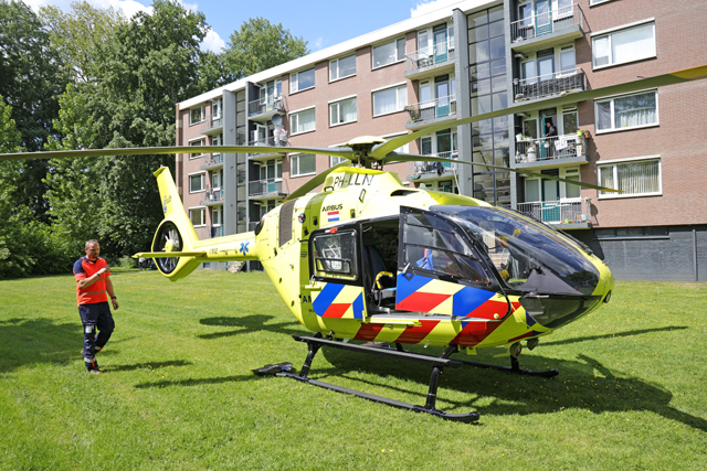 Traumahelikopter landt midden in woonwijk aan de Noordstraat Waalwijk