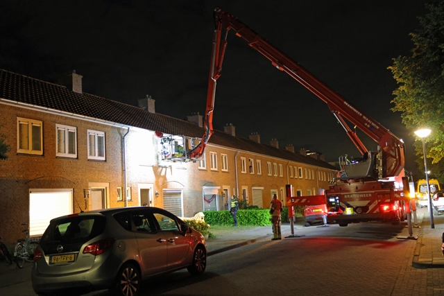 Hoogwerker van brandweer wordt ingezet aan de Guido Gezellestraat Waalwijk