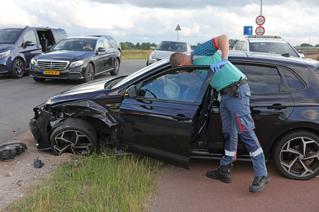 Twee auto's botsen op Valkenvoortweg in Waalwijk