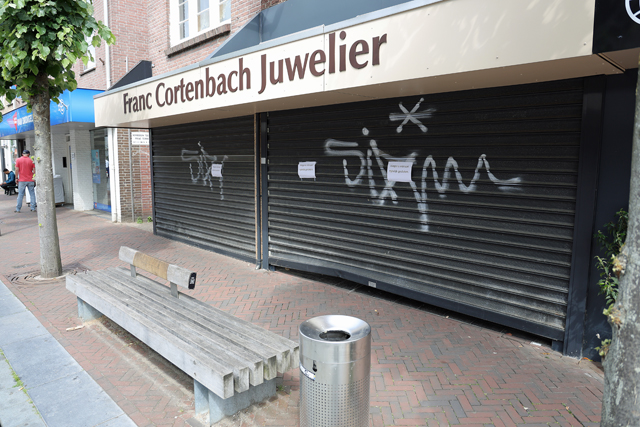 Inbraak bij juwelier Cortenbach in Waalwijk: flinke schade, daders voortvluchtig